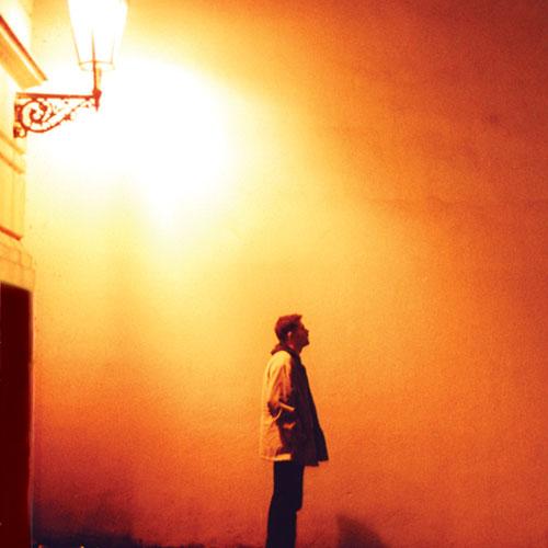 Kapının Önünde Bekleyen