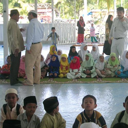 Yaralı İnsana Yardım Fakire Yardımdan Acildir