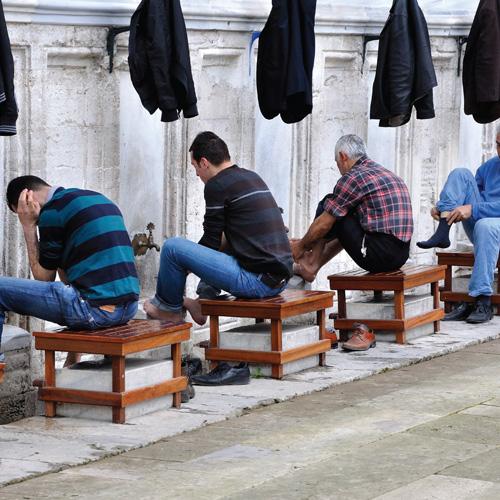 Niçin Sever Niçin Kızarız?